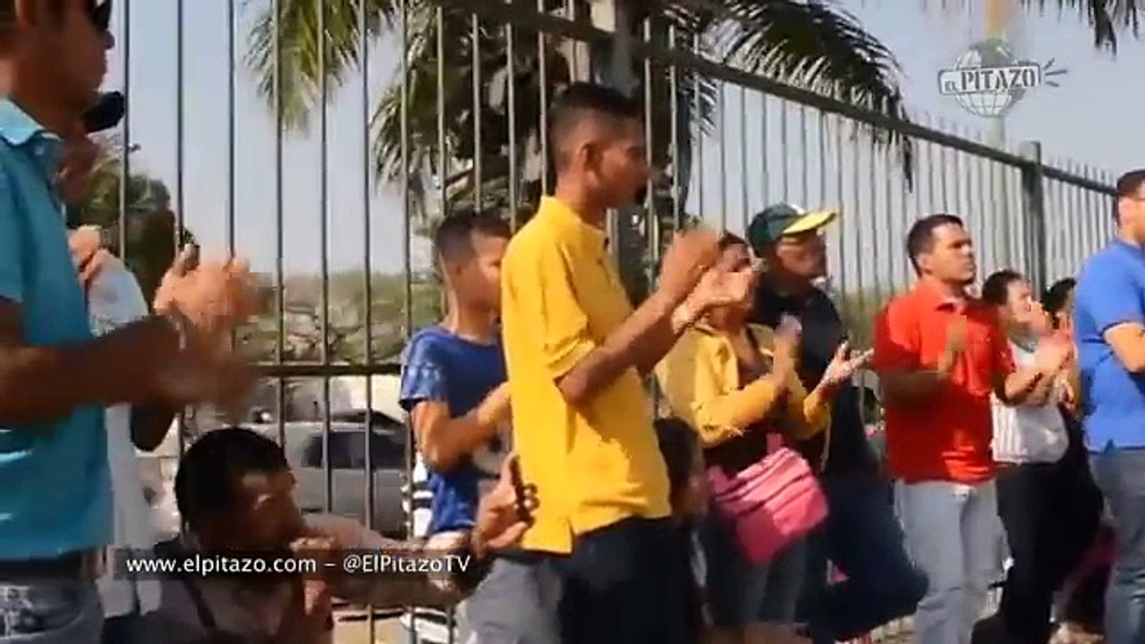 Conoce a Jonathan Acosta, el cantante de las colas en Venezuela