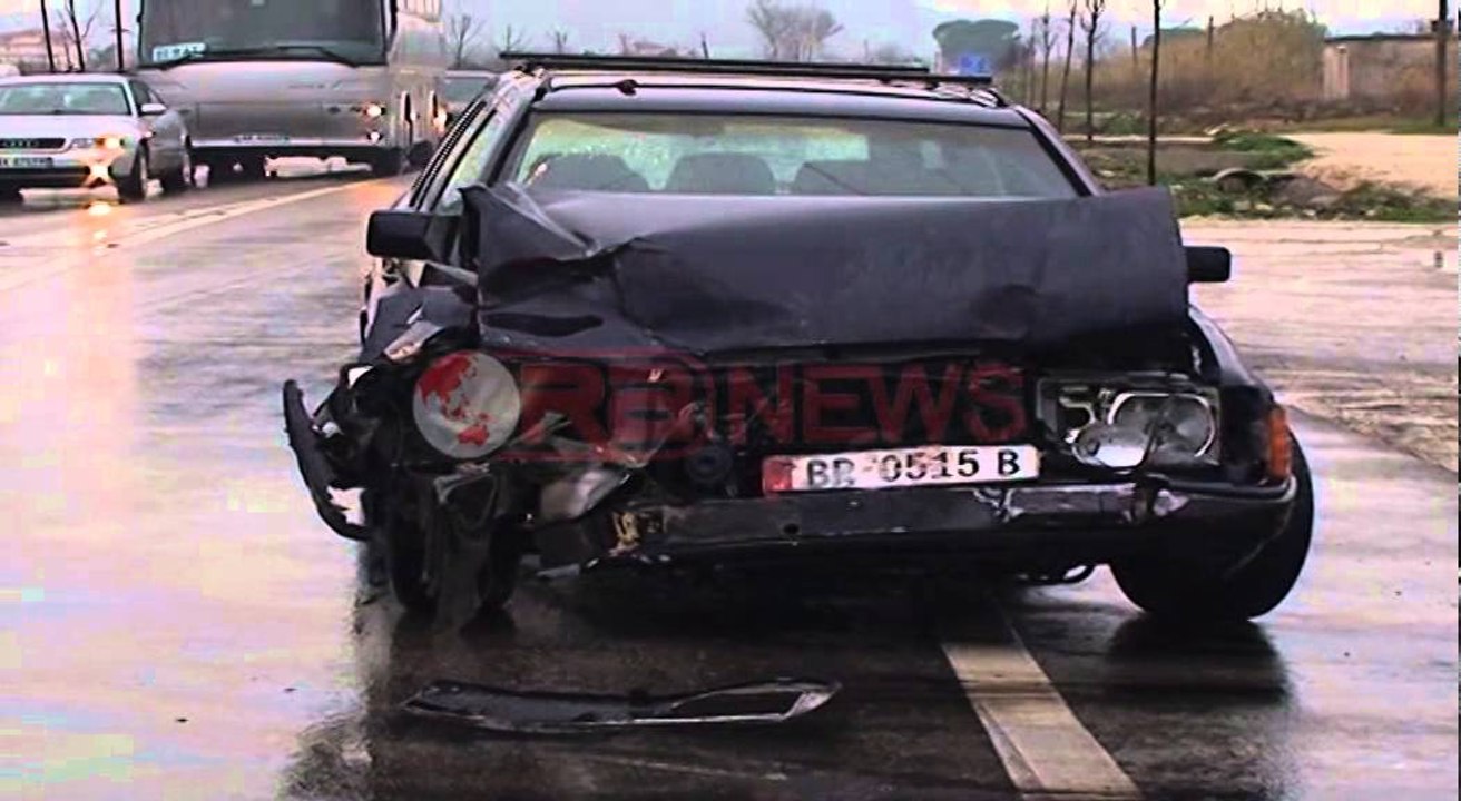 Aksidentohet ish-shefi i qarkullimit Berat, i pret rrugën një furgon- Ora News- Lajmi i fundit-
