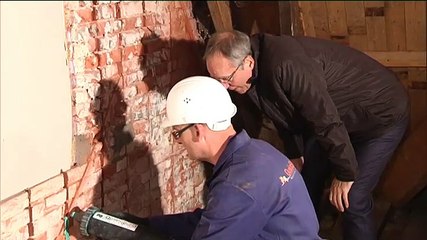 Minister Kamp neemt een kijkje in Zeerijp - RTV Noord