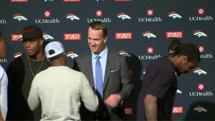 Teammates embrace Manning after his retirment announcement
