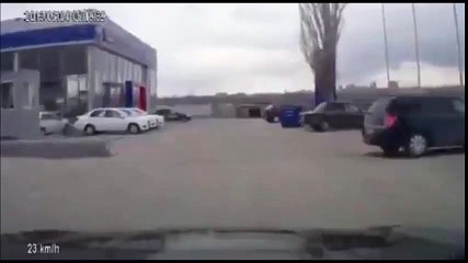 Блондинка паркуется