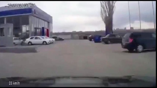 Блондинка паркуется