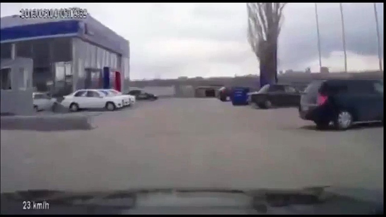 Блондинка паркуется