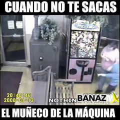 CUANDO NO TE SACAS EL PELUCHE EN LA MÁQUINA