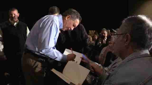 Kasich sigue en la pelea republicana horas antes de las primarias en Michigan