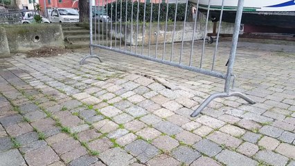 The floor is raised when the wave slips under the dock. The effect is spectacular.
