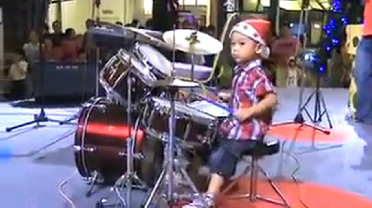 Bambino prodigio suona la batteria come un veterano - Video Dailymotion