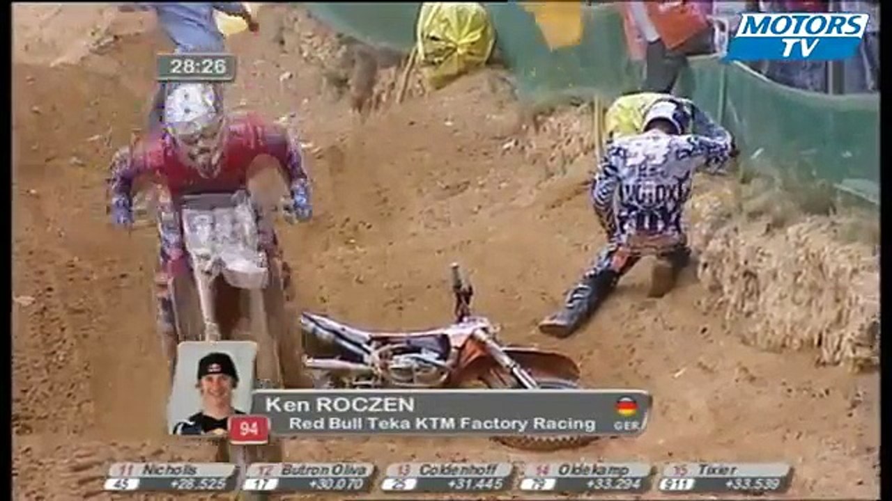 Roczen falls during 2011 MX Portugal GP