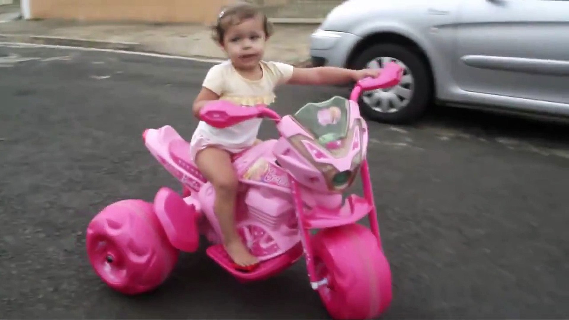 ⁣Девочка в ПАМПЕРСЕ СМЕЛО РАССЕКАЕТ на мотоцикле Барби. Girl in DIAPER CUTS on motorcycle Barbie.