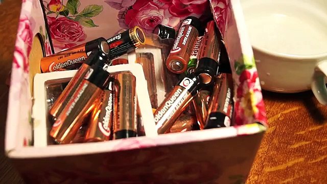 Что будет если положить в колу батарейку