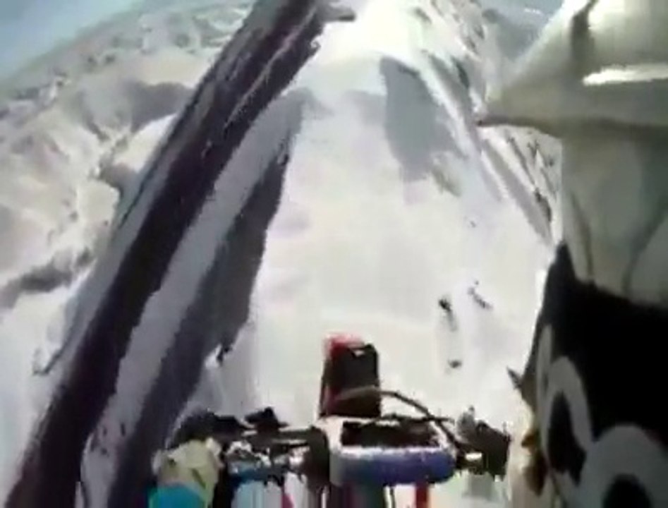 Rouler à moto sur une crête de montage enneigée