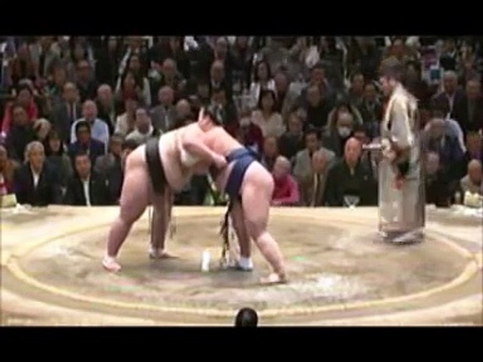 大相撲初場所2016：13日目：琴奨菊が豊ノ島に破れ1敗目、白鵬は鶴竜を破り1敗を守る