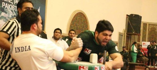 دیکھئے پاکستانی ارم ریسٹلرعثمان بٹ نے انڈین ریسٹلر کے چھکے چھڑا دیے.
