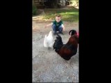 Amitié entre une poule et un enfant. Tellement mignon