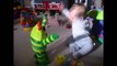 Un bébé fait danse comme un fou et fait du headbang avec son jouet