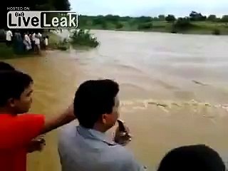 Ils se retrouvent pris au piège d'un bus bloqué au milieu d'une rivière en crue