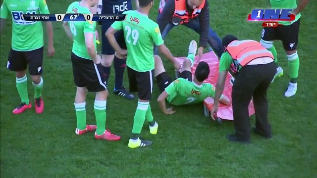 Des brancardiers font tomber le joueur de la civière