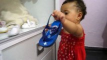 Amarillys brincando com os sapatos