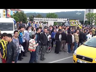 Fenerbahçeli taraftarlar takımın çıkışını bekliyor
