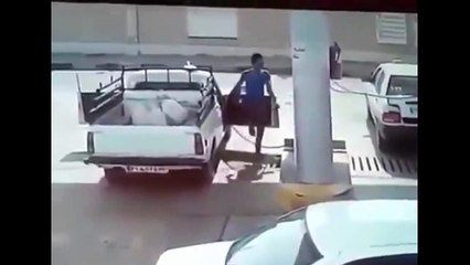 La vidéo terrifiante de l'explosion soudaine et inexpliquée d'un pick-up dans une station-service
