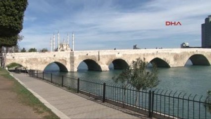 Tarihi Taşköprü'ye Sprey Boyayla Yazılar Yazdılar