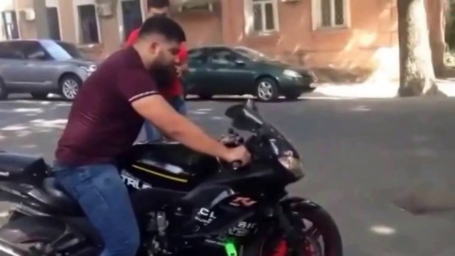 Неумеха сел на спортивный мотоцикл и вылетел не проехав и 10 секунд