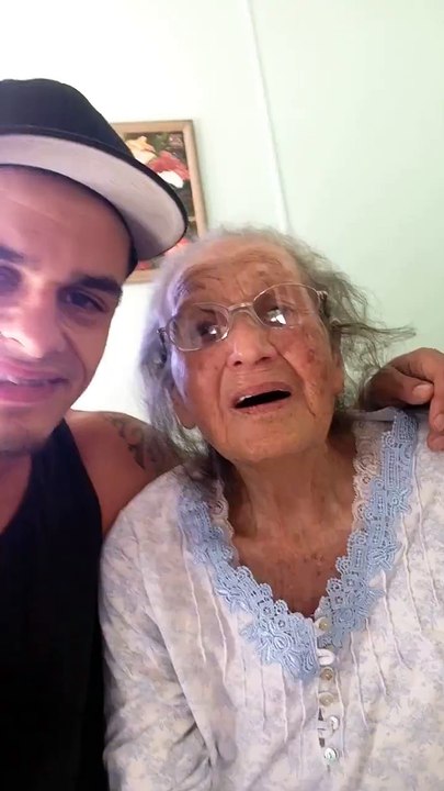 Il danse avec sa grand-mère et fait fondre le web