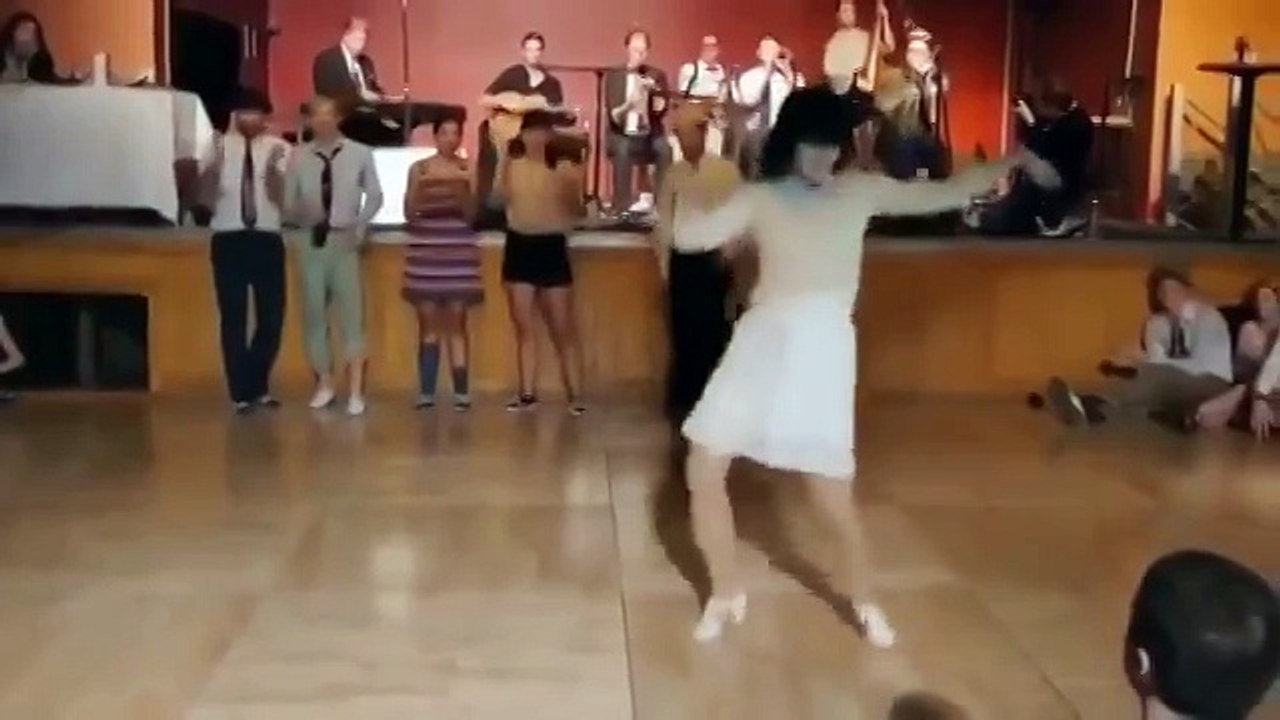 Девчонки зажигают)))