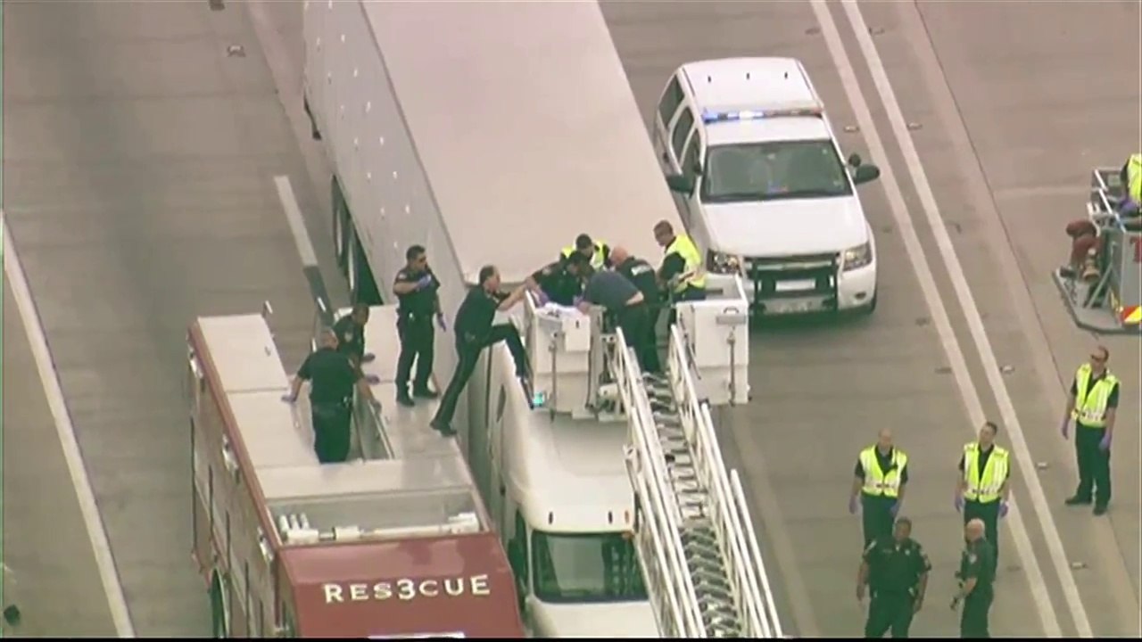 Complètement nue, elle danse sur un camion et fait fermer une autoroute