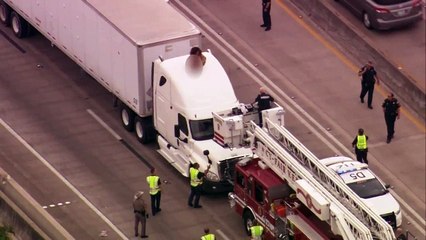 Complètement nue, elle danse sur un camion et fait fermer une autoroute