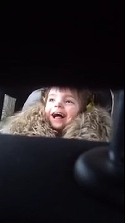 La réaction d'une petite fille en écoutant la musique du film "Les Dents de la mer"