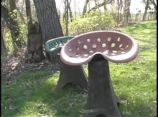 Un pro du fouet avec 2 fouets enflammés