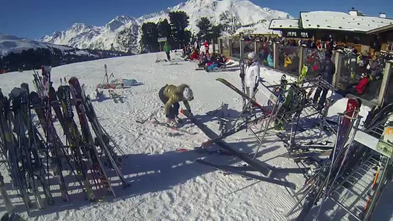 Une femme rate son freinage en ski et se vautre lamentablement