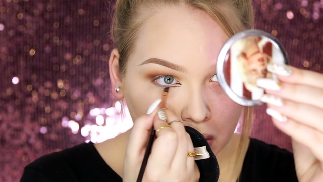Elle se maquille seulement la moitié du visage pour prouver que le maquillage c’est magique!