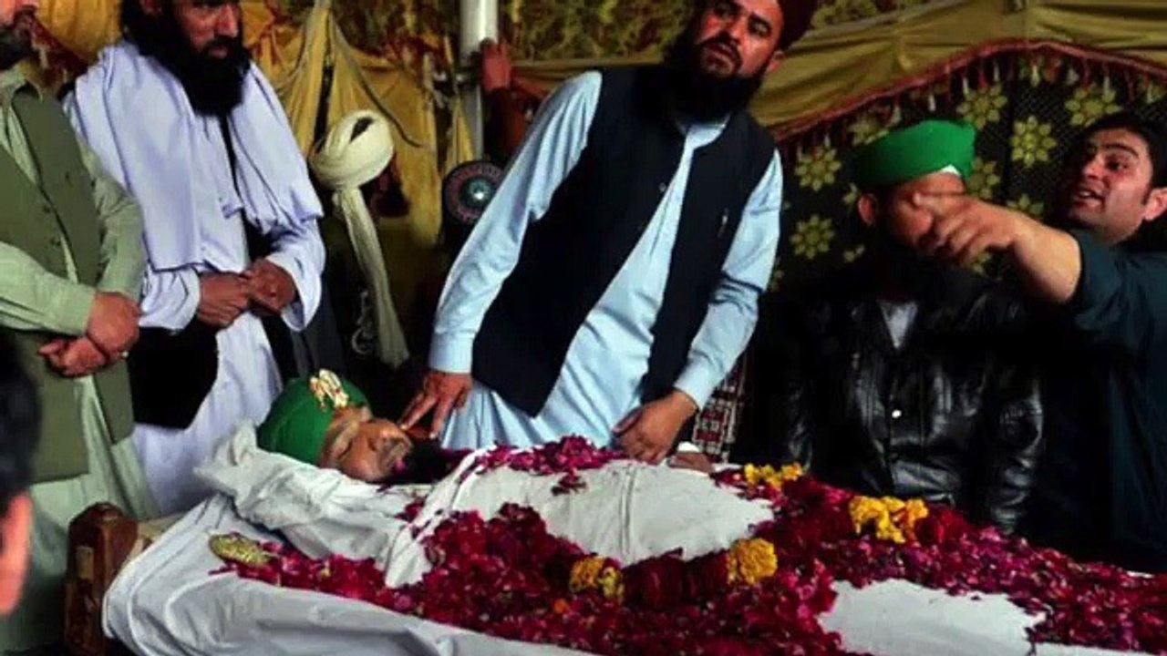 Thousands mourn at Mumtaz Qadri funeral The Great Lover Of Our Prophet P.B.U.H.