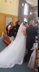 Un petit garçon tente de voler la vedette à un mariage