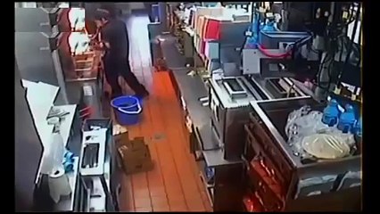 Une employée de Mcdo tombe dans un seau d’huile bouillante