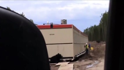 Blague avec un costume d'ours sur un chantier