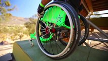 Freestyle e acrobazie incredibili con una sedia a rotelle!