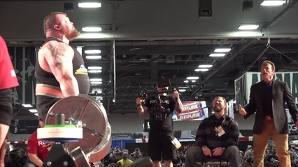 Eddie Hall soulève 462 kilos en face de Arnold Schwarzenegger
