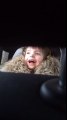 La réaction hilarante d'une gamine qui entend la musique du film Les Dents de la Mer