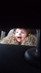 La réaction hilarante d'une gamine qui entend la musique du film Les Dents de la Mer