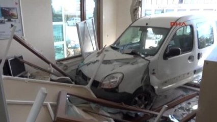 Kontrolden Çıkan Araç İş Yerine Girdi, Çalışanlar Bomba Patladı Sandı