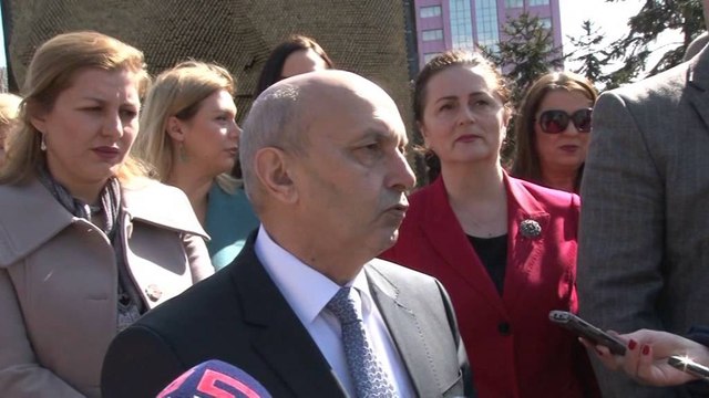 KRYEMINISTRI I KOSOVES MUSTAFA PARALAJMERON NDRYSHIME NE KABINETIN QEVERITAR LAJM