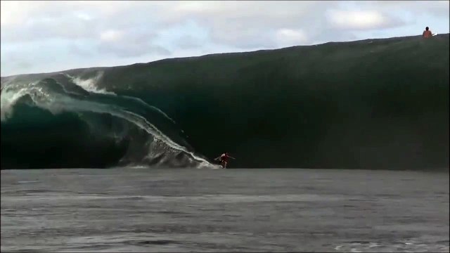 Un surfeur fait un petit tour dans la machine à laver ! Chute dans une vague énorme