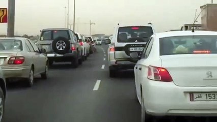 Скачать видео: Ces automobilistes au Qatar vont voir passer un animal très dangereux