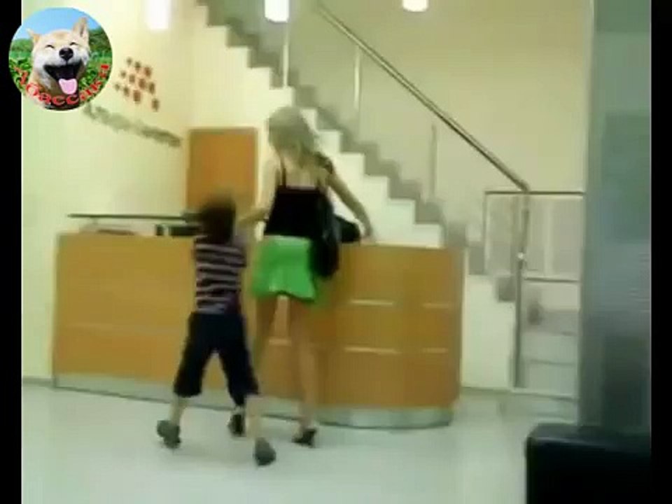 Девушке сняли трусы