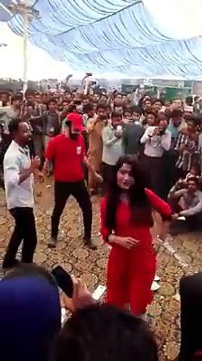 جی سی یونیورسٹی فیصل آباد میں ڈانس مستی