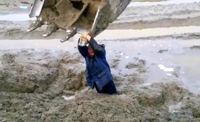 Çamura Batan Adamı Kepçeyle Kurtardılar