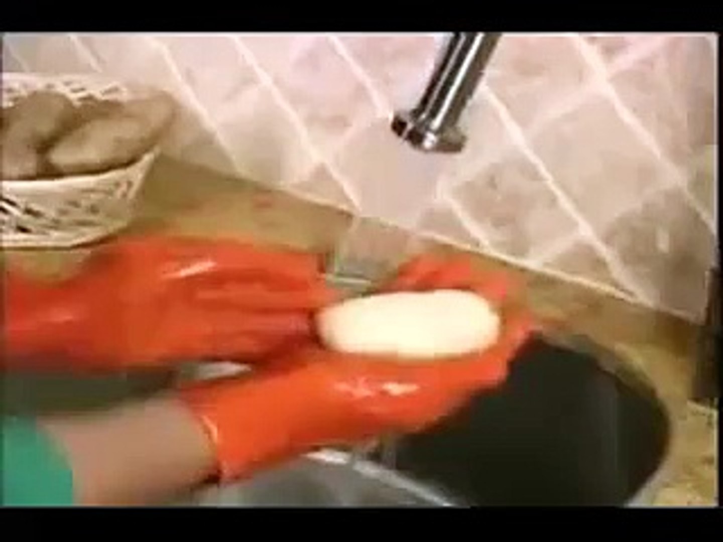 ⁣Перчатки для чистки овощей и картофеля без ножа.